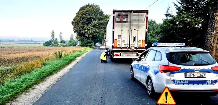 Ciężarówka najechała na mężczyznę leżącego na drodze