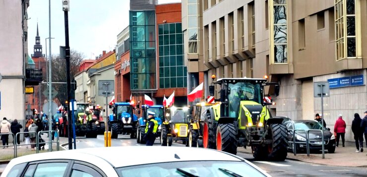 „Chcemy polędwice, a nie dżdżownice”. Rolnicy protestują w Słupsku