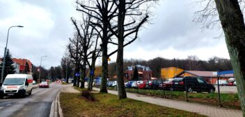 Bez lewoskrętu na ulicy Kościuszki przy kompleksie handlowym