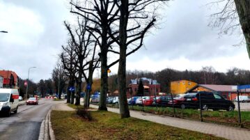 Bez lewoskrętu na ulicy Kościuszki przy kompleksie handlowym
