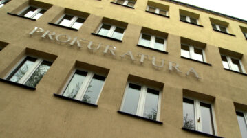 Były policjant stanie przed sądem. W tle fałszywe mandaty