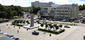 Iskry Niepodległej przed słupskim ratuszem