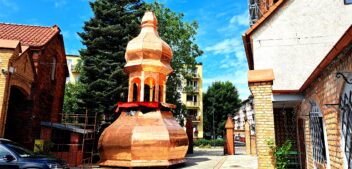 Przygotowania do posadowienia hełmu wieży kościelnej