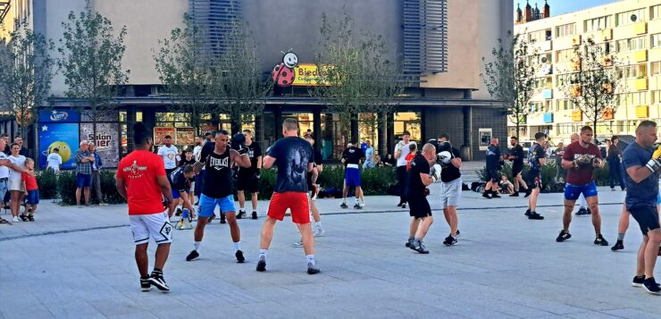 Stary Rynek: bokserski trening i tańce z Casa de Salsa