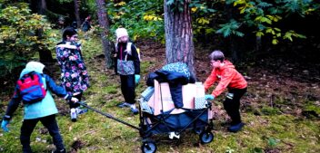 Dzieci ze Słupska uczą się odwagi i wrażliwości w lesie