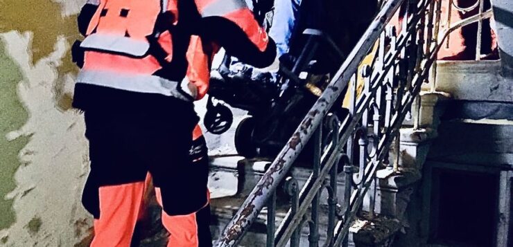 Dzięki szybkiej reakcji dzielnicowych 60-latek w kryzysie bezdomności trafił w bezpieczne miejsce