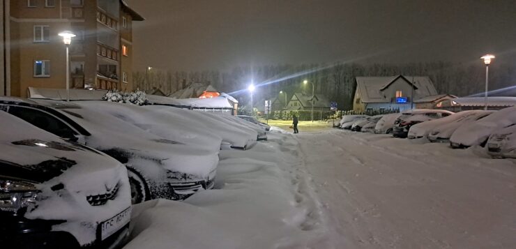 Nieodśnieżona strefa płatnego parkowania – między teorią a praktyką