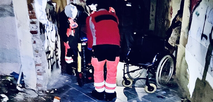 Dzięki szybkiej reakcji dzielnicowych 60-latek w kryzysie bezdomności trafił w bezpieczne miejsce