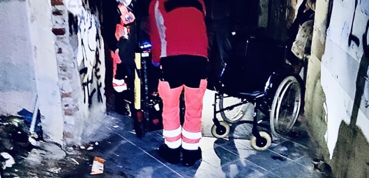 Dzięki szybkiej reakcji dzielnicowych 60-latek w kryzysie bezdomności trafił w bezpieczne miejsce