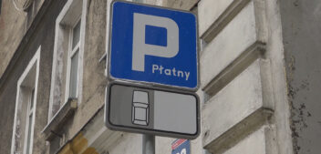 Nieodśnieżona strefa płatnego parkowania – między teorią a praktyką