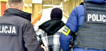 Obnażał się na ulicy, był agresywny wobec policjantów. Obywatel Ukrainy z wnioskiem o deportację