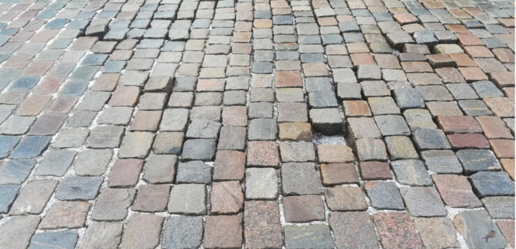 Bruk na ulicy Szarych Szeregów w odpowiedzi ratusza