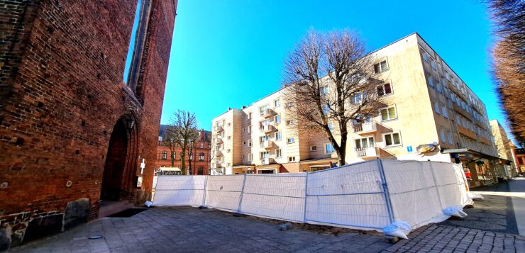 Ruszyły prace remontowe na placu przed kościołem Mariackim