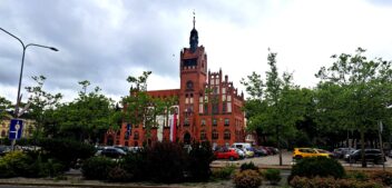Całkowite zamknięcie Placu Zwycięstwa. Ratusz & Uniwersytet – Jeden Vibe