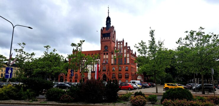 Całkowite zamknięcie Placu Zwycięstwa. Ratusz & Uniwersytet – Jeden Vibe