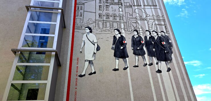Sanitariuszki i łączniczki w drodze po wolną Polskę. Nowy mural w Słupsku