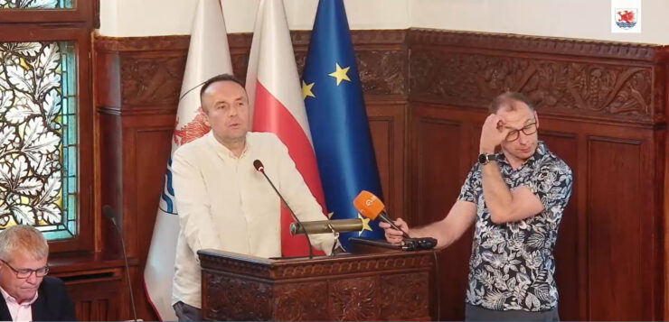 Prezydent z wotum zaufania i absolutorium. Historyczna sesja