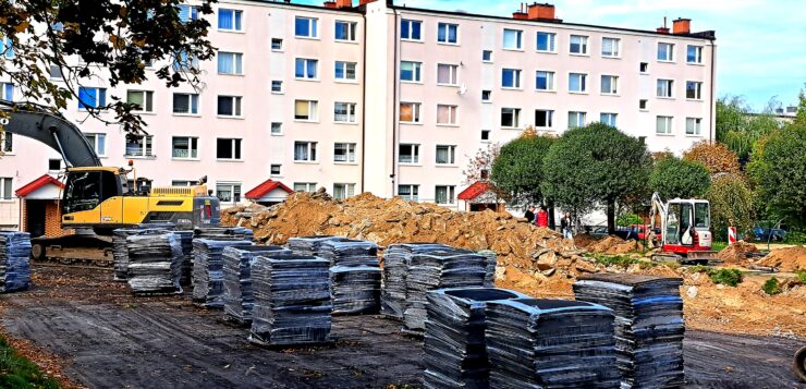 Ruszyła modernizacja boiska i placu zabaw przy ulicy Kosynierów Gdyńskich. Wykonawca ma dwa miesiące