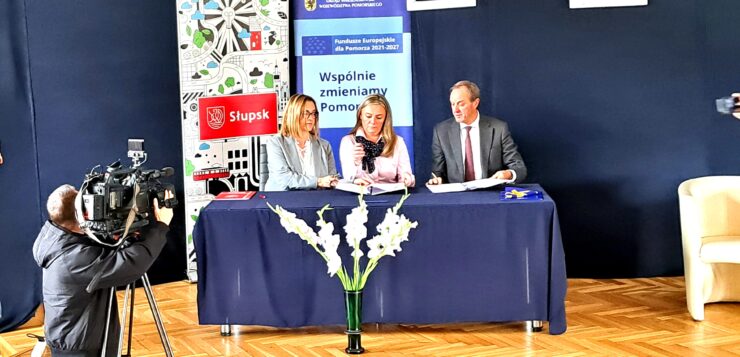 Przystanki autobusowe w nowym standardzie. Podpisanie umowy i debata o bezpieczeństwie